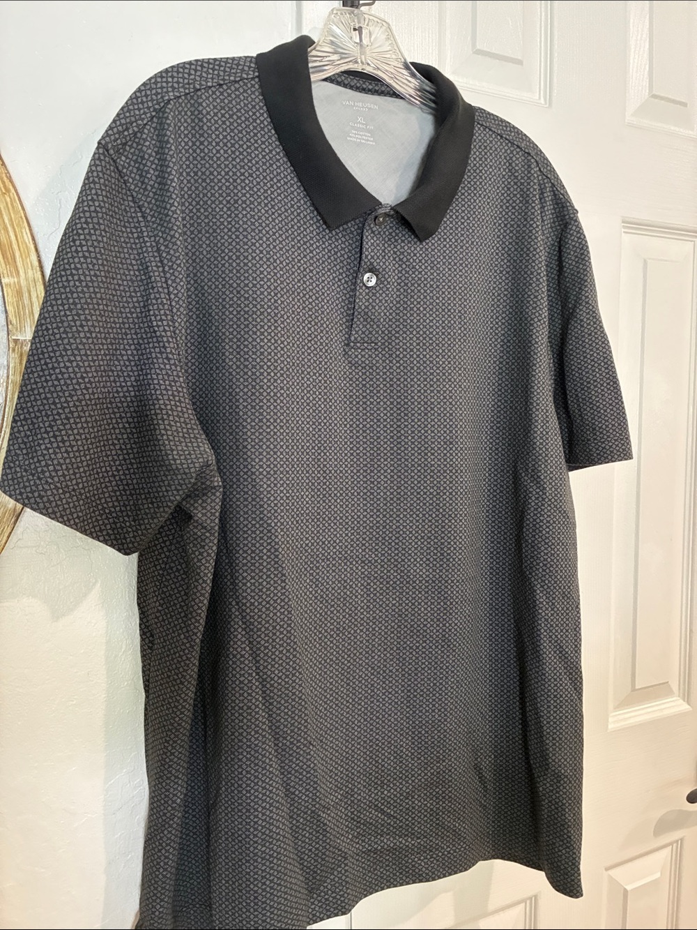 VAN HUESEN EUC Like New Men's Charcoal Patterned Polo Shirt Black Collar Size XL